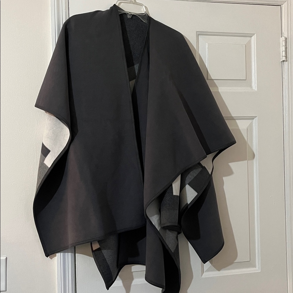 Reversible Woolrich Black & Gray Patterned Cape - Picture 3 of 15